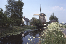 858054 Gezicht op de Westbroekse Molen (Nedereindsevaart 3) te Oud-Zuilen (gemeente Maarssen).